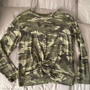 Girls Gap Kids top size 8 worn one time super cute and basically brand new!